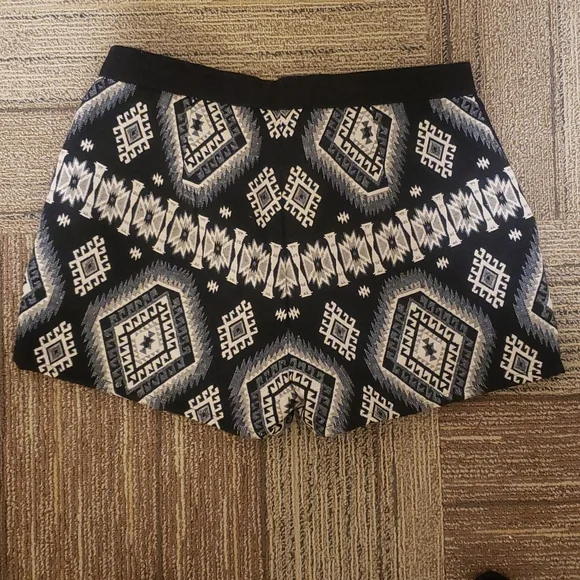 HI SUMMER!!🌼🌻 SUFARHILL BOUTIQUES AZTEC PATTERNED SHORTS - Picture 4 of 4